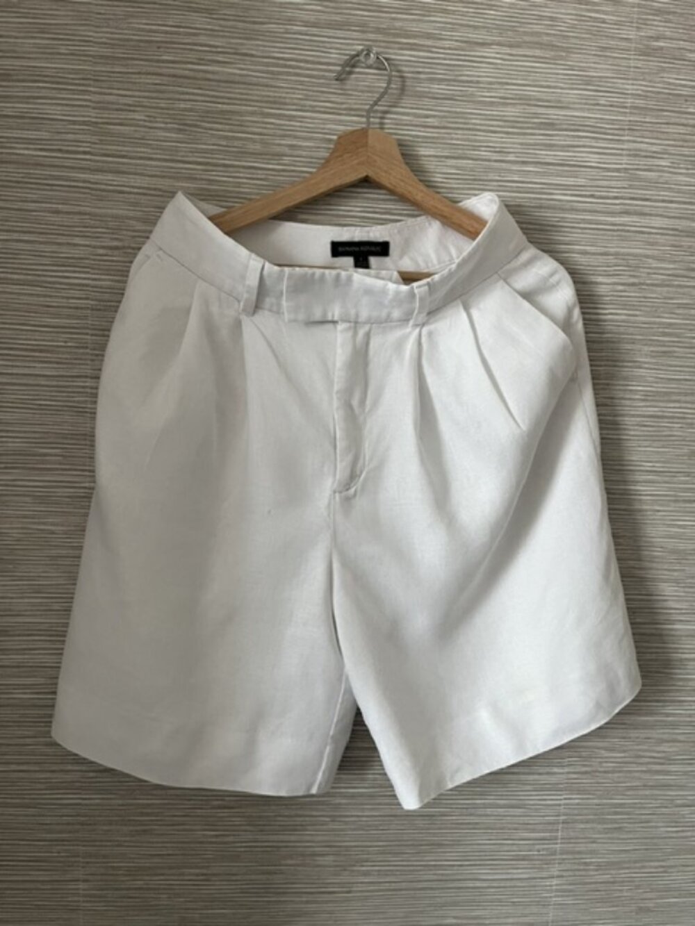 Banana Republic White Linen Bermuda Shorts – Size 2